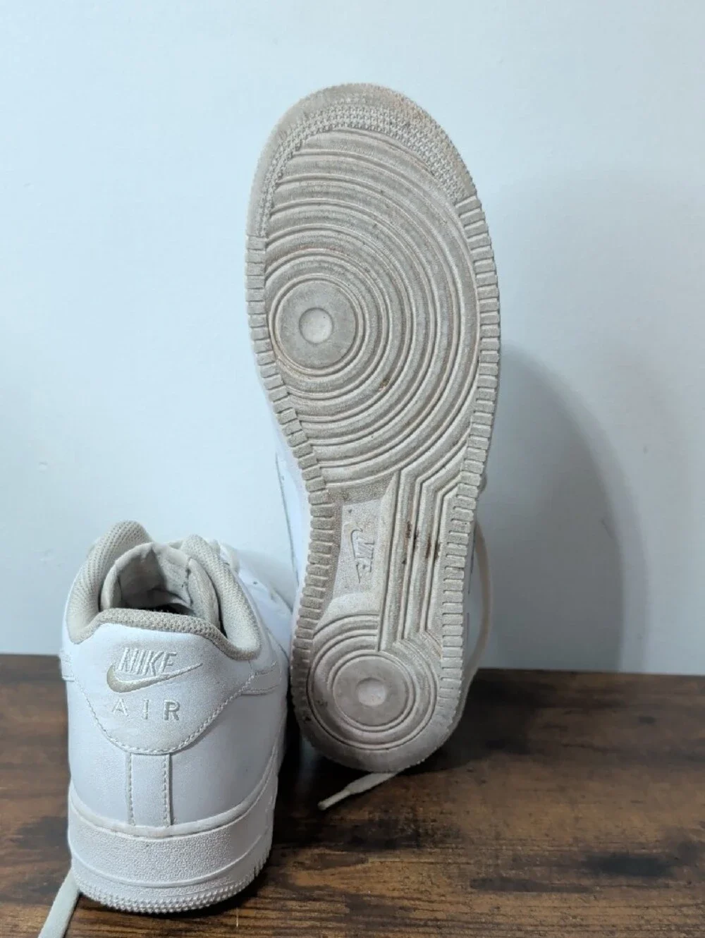 Nike Men's Low-Top Sneakers in White with Beige Accents